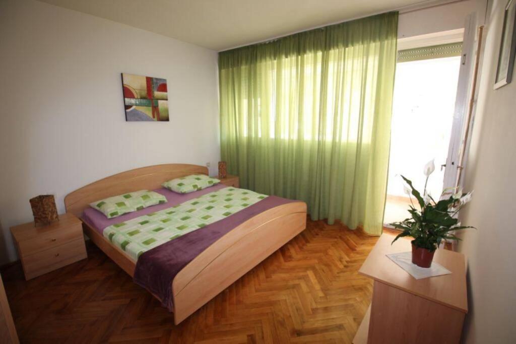 Old City/Beach 13 Minutes Away, Parking, For 4 Split Exterior foto